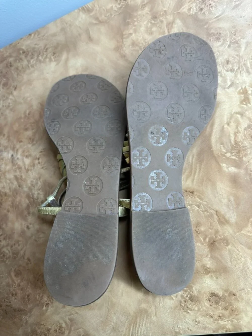 Tory Burch Gold Leather Pom Pom Thong Sandals Size 7.5M Metallic Leather